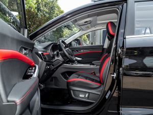 2021款300T DCT领先智联版 5座 前排空间