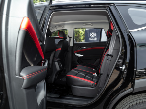 2021款300T DCT领先智联版 5座 后排空间