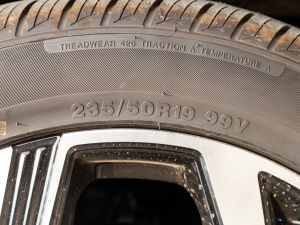 2021款300T DCT领先智联版 7座 轮胎尺寸