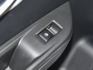 2021款302km 超越型 31.4kWh 后排车窗控制区