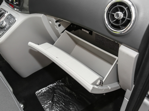2018款宜家版 1.6L 手动豪华智能型 手套箱