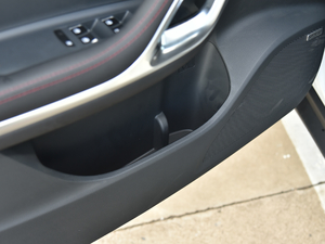 2019款1.5T DCT安全型 5座 国VI 前门储物空间