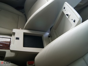2009款2.0L 自动豪华版 中央扶手箱