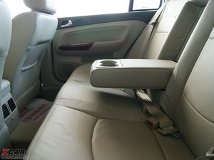 2009款2.0L 自动豪华版 后排中央扶手