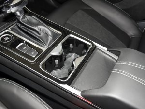 2023款1.5T 自动豪华型 前排杯架