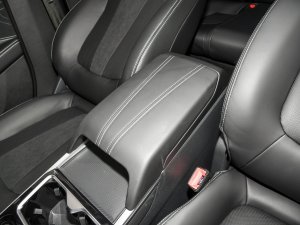 2023款1.5T 自动尊贵型 中央扶手箱