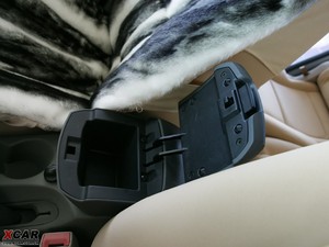 2010款1.8L 手动舒适版 中央扶手箱
