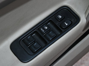 2010款1.5L 手动优雅版 主驾车窗控制区	