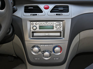 2010款1.5L 手动优雅版 中控台