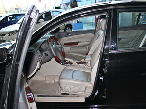 2010款2.0L 自动豪华版 前排空间
