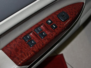 2010款2.0L 自动豪华版 主驾车窗控制区	