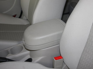 2011款1.5L 手动优雅版 中央扶手箱
