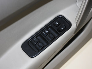 2011款1.5L 手动优雅版 主驾车窗控制区	