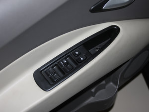 2011款1.8L 5座优雅版 主驾车窗控制区	