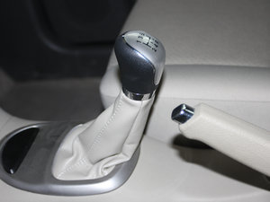 2011款1.8L 5座优雅版 换挡杆