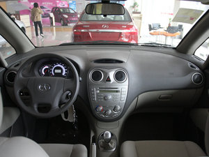 2011款1.8L 5座优雅版 内饰全景