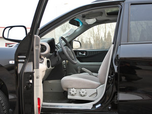 2011款2.0L 手动两驱豪华版 前排空间
