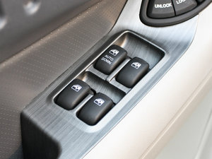 2011款2.0L 手动两驱豪华版 主驾车窗控制区	