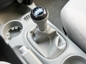 2011款2.0L 手动两驱豪华版 换挡杆