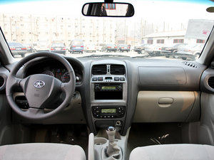 2011款2.0L 手动两驱豪华版 内饰全景