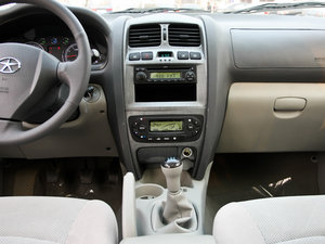 2011款2.0L 手动两驱豪华版 中控台
