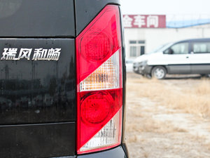 2011款2.0T 7座手动公务版 尾灯