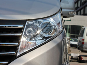 2011款2.0T 7座手动商务版 大灯
