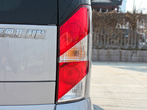 2011款2.0T 7座手动商务版 尾灯