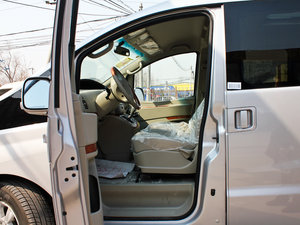 2011款2.0T 7座手动商务版 前排空间