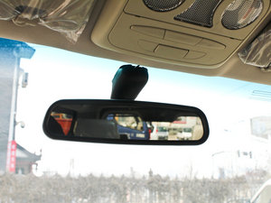 2011款2.0T 7座手动商务版 车内后视镜