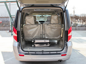 2011款2.0T 7座手动商务版 行李厢空间