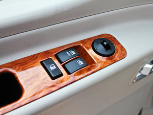 2011款2.0T 7座手动商务版 主驾车窗控制区	