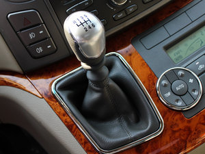 2011款2.0T 7座手动商务版 换挡杆