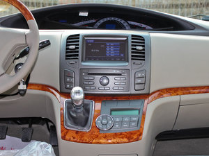 2011款2.0T 7座手动商务版 中控台