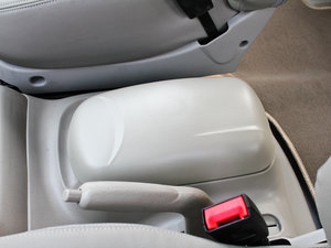 2011款祥和 2.4L 汽油豪华版 中央扶手箱