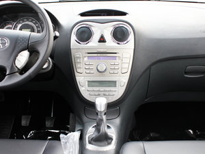 2012款1.8L 手动宜商豪华版 5座 中控台