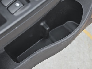 2012款1.3L 手动豪华版 前门储物空间