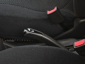 2012款1.3L 手动豪华版 驻车制动器
