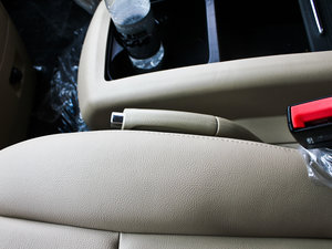 2012款1.9T 7座手动商务版 驻车制动器