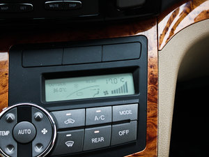 2012款1.9T 7座手动商务版 中控区