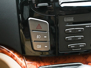 2012款1.9T 7座手动商务版 中控区