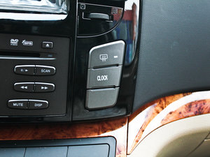 2012款1.9T 7座手动商务版 中控区