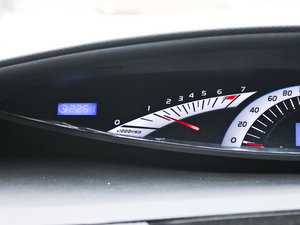 2012款1.9T 7座手动商务版 中控区