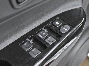 2013款2.0L 两驱进取版 主驾车窗控制区	