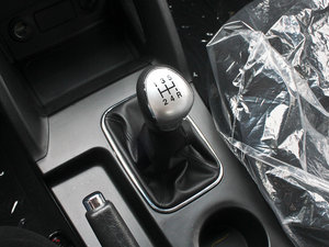 2013款2.0L 两驱进取版 换挡杆