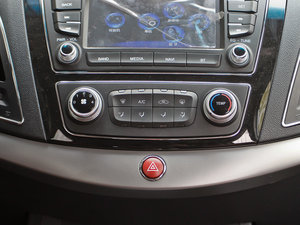 2013款1.8T 手动尊享版 中控区