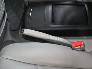 2014款2.0T 自动公务版 驻车制动器