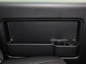 2016款宜家版 1.6L 手动豪华智能型 前门储物空间