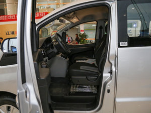 2016款宜家版 1.6L 手动豪华型 前排空间