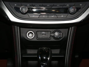 2017款1.6L 手动豪华智能型 中控区